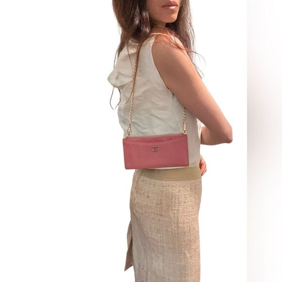 Chanel Pink Clutch with Iconic Logo and Minimalist Design - Picture 1 of 16